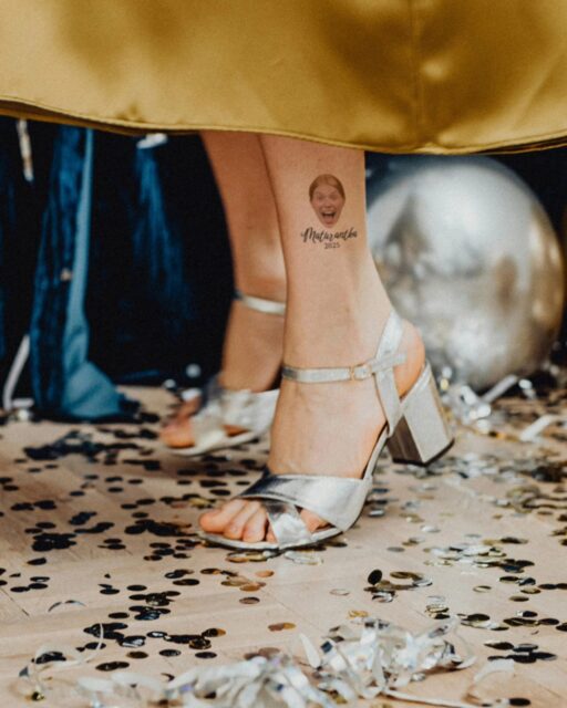 A my se ptáme, kdy jindy si dovolit být main charakter s #ountetu tetovačkama z tvojí fotky než na tvým vlastním maturitním plese? Holka, tys to (skoro 😅) zvládla! 👏🔥